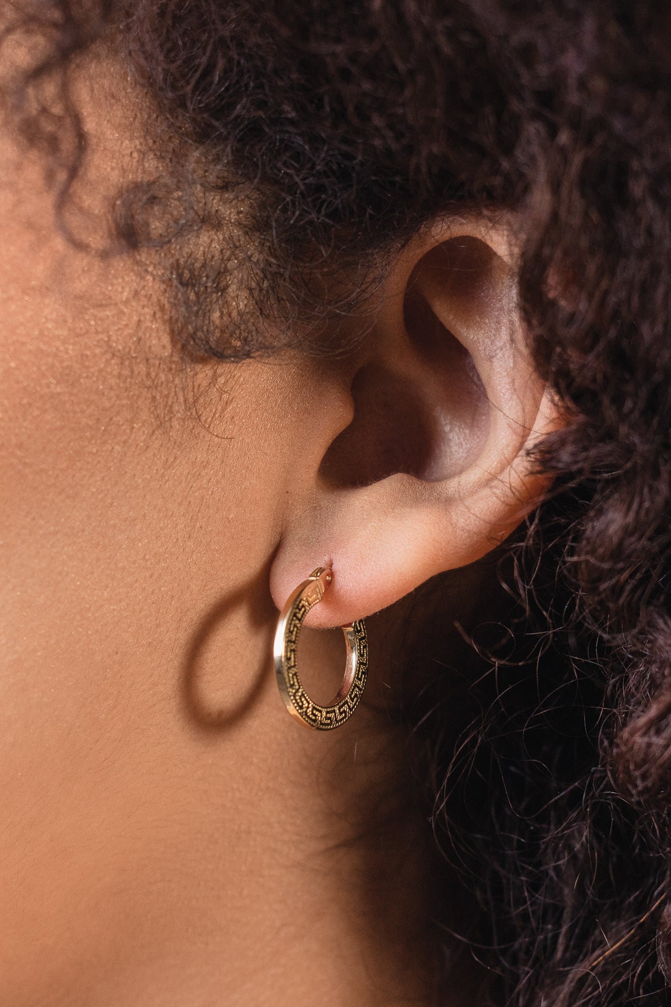 Arracadas de Tubo con Diseño de Grecas en Oro de 10k y 14k